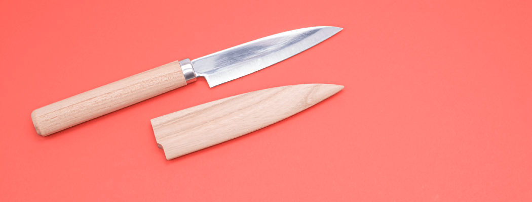 Kitchen knife with wooden knife cover